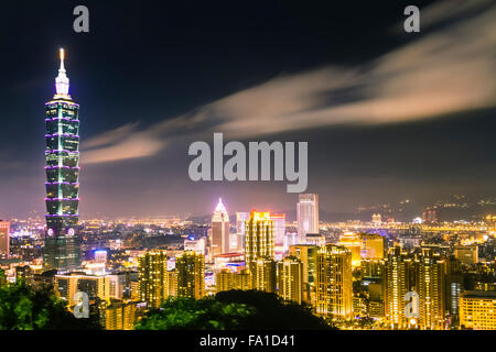 Taipeh, Taiwan - Nachtansicht von Taipeh und 101 Tower von Elephant Mountain. Stockfoto