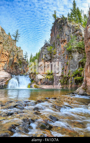 Wasserfall entlang Tenderfoot Creek in den kleinen Belt-Bergen in der Nähe von weißen Schwefelquellen, montana Stockfoto