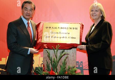 Düsseldorf, Deutschland. 19. Dezember 2015. Chinesischen Außenminister Wang Yi (L) und Gouverneur von Nordrhein-Westfalen Zustand Hannelore Kraft besuchen die Eröffnungsfeier im chinesischen Generalkonsulat in Düsseldorf, 19. Dezember 2015. Das chinesische Generalkonsulat in Düsseldorf wurde offiziell am Samstag in Betrieb genommen. © Luo Huanhuan/Xinhua/Alamy Live-Nachrichten Stockfoto