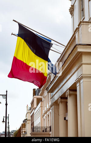Belgien und Europäische Union Flaggen wehten vom Balkon Botschaft in London außen anzeigen vor dem Eingang Stockfoto