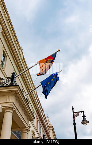 Deutsche und Europäische Union Flaggen wehten vom Balkon Deutsche Botschaft in London-Außenansicht Stockfoto