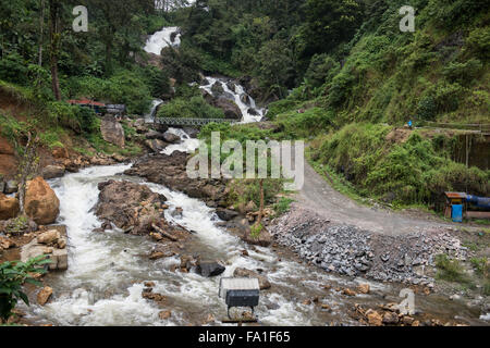 Hügel und Wasserfall Stockfoto