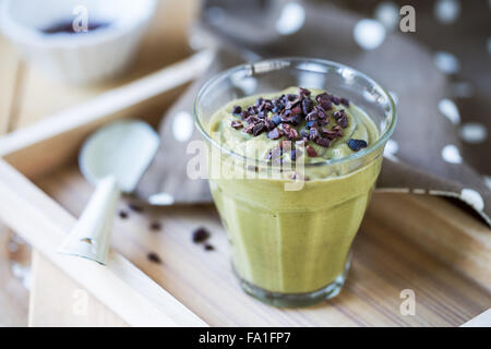 Hausgemachte Avocado Smoothie mit Kakaonibs Stockfoto