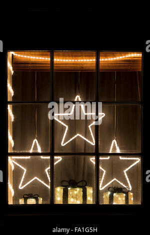 Festliche Weihnachten Haus Schaufenster. Sterne und Geschenke. Oxfordshire, England Stockfoto