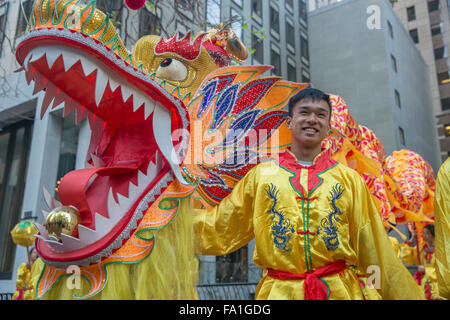 Dragon-Handler gekleidet im Kostüm zu San Francisco Chinesische Neujahrsparade. Stockfoto