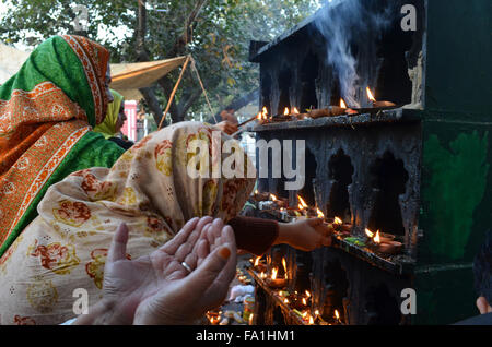 Lahore. 19. Dezember 2015. Pakistanische Muslim Anhänger Kerzen und Öllampen am Schrein des Sufi Heiligen Mian Mir Sahib während eines Festivals anlässlich des Heiligen Todestag im östlichen Pakistan Lahore, 19. Dezember 2015. Hunderte von Anhängern besuchen des zweitägigen Festivals. © Jamil Ahmed/Xinhua/Alamy Live-Nachrichten Stockfoto