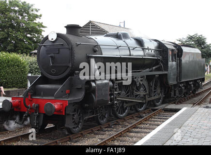 Ein LMS Stanier Klasse 5, 'Black 5' Dampf Lok läuft auf eine erhaltene Bahnhof Linie, Norfolk, England, UK. Stockfoto