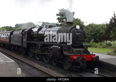 LMS Stanier Klasse 5, 'Black 5' 45337 auf Plattform Weybourne auf die North Norfolk Railway, Norfolk, England, UK. Stockfoto