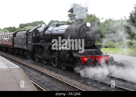 LMS Stanier Klasse 5, 'Black 5' 45337 auf Plattform Weybourne auf die North Norfolk Railway, Norfolk, England, UK. Stockfoto