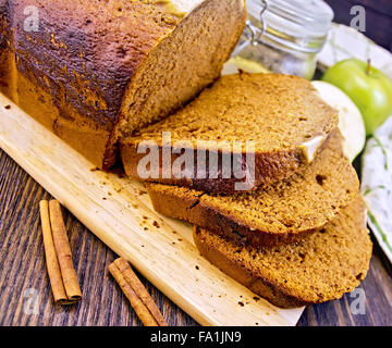 Brot-Apfel mit Zimt auf dunklen Kammer Stockfoto