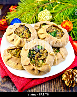 Weihnachtslieder mit Pilzen auf roter Serviette mit Weihnachten Spielzeug Stockfoto