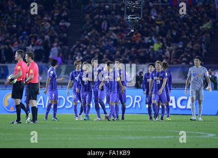 Yokohama, Kanagawa, Japan. 20. Dezember 2015. Sanfrecce Hiroshima-Kader feiern nach dem Gewinn der Partie zwischen Guangzhou Evergrande und Sanfrecce Hiroshima im International Stadium Yokohama. © Marcio Machado/ZUMA Draht/Alamy Live-Nachrichten Stockfoto