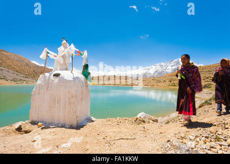 Buddhistische Pilger Fuß Pilgern vorbei an einem Stupa um einen unberührten alpinen See im Himalaya im Spiti-Tal Stockfoto