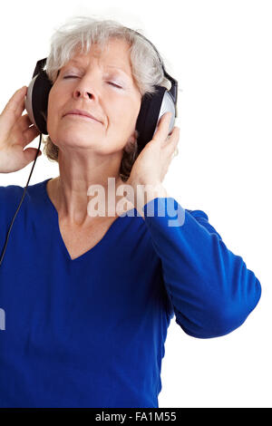 Entspannte senior Frau Musikhören mit Kopfhörer Stockfoto