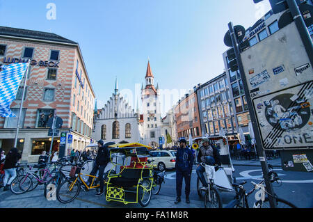 Szene am Clock Tower am Marienplatz in München Stockfoto