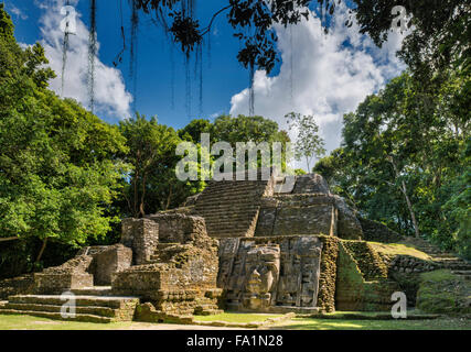 Maske-Tempel in Lamanai, Maya-Ruinen, Regenwald in der Nähe von Indian Kirche Dorf, Orange Walk District, Belize Stockfoto