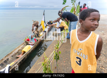 Garifuna Leute ankommen in einem Kanu, junge, Fernsehteam, Garifuna Settlement Day Festival in Punta Gorda, Belize Stockfoto