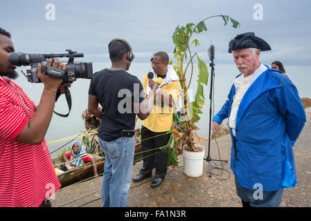 TV-Crew interviewt Teilnehmer, Garifuna Settlement Day, jährliches Festival in Punta Gorda, Belize Stockfoto