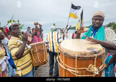 Trommler bei Battle of the Drums Performance, jährliches Garifuna Settlement Day Festival in Punta Gorda, Toledo District, Belize Stockfoto