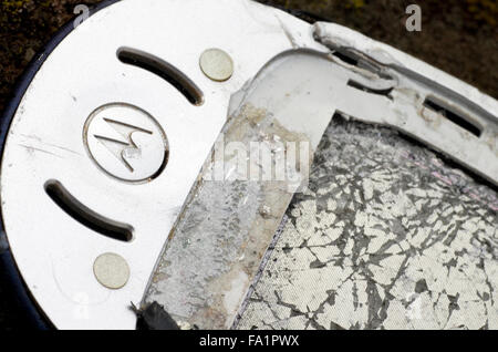 Zerschlagen und schmutzig Bildschirm von einem V5 Motorola Handy Stockfoto