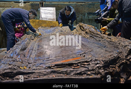 (151220)--NANCHANG, 20. Dezember 2015 (Xinhua)--Archäologen sauber die wichtigsten Sarg auf dem Friedhof von Haihunhou (Marquis von Haihun), Osten Chinas Jiangxi Provinz, 20. Dezember 2015. Der äußere Deckel der wichtigsten Sarg auf dem Haihunhou Friedhof wurde am Sonntag eröffnet. Laut Archäologen auf der Baustelle werden Reliquien im wichtigsten Sarg in der 2.000 Jahre alten Grab des Haihunhou wahrscheinlich die Insassen Identität zu offenbaren. Der Haihunhou-Friedhof in der Nähe von Nanchang, Hauptstadt der Osten Chinas Jiangxi Provinz, ist der vollständigste bekannten westlichen Han-Dynastie (206 v. Chr. - 24 n. Chr.) Friedhof. (Xinhua/Wan Xiang) ( Stockfoto