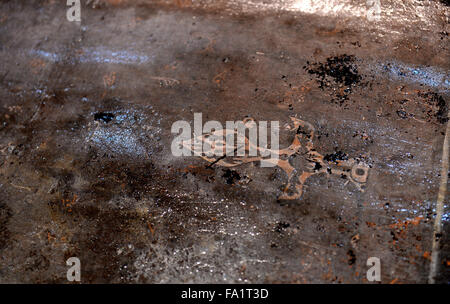 (151220)--NANCHANG, 20. Dezember 2015 (Xinhua)--Foto am 20. Dezember 2015 zeigt eine Muster auf den inneren Deckel der wichtigsten Sarg auf dem Friedhof von Haihunhou (Marquis von Haihun), Osten Chinas Jiangxi Provinz. Der äußere Deckel der wichtigsten Sarg auf dem Haihunhou Friedhof wurde am Sonntag eröffnet. Laut Archäologen auf der Baustelle werden Reliquien im wichtigsten Sarg in der 2.000 Jahre alten Grab des Haihunhou wahrscheinlich die Insassen Identität zu offenbaren. Der Haihunhou-Friedhof in der Nähe von Nanchang, Hauptstadt der Osten Chinas Jiangxi Provinz, ist die vollständigste bekannten westlichen Han-Dynastie (206 v. Chr. - 24 n. Chr.) Stockfoto