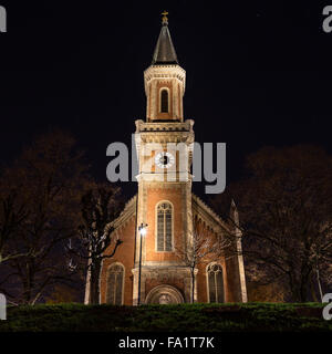 Der Außenseite der evangelischen Christuskirche Kirche (Church of Christ) in Salzburg bei Nacht zeigt der Clock tower Stockfoto