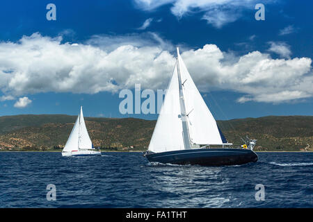 Segelschiff Yachten mit weißen Segeln in einer Reihe am Meer. Stockfoto