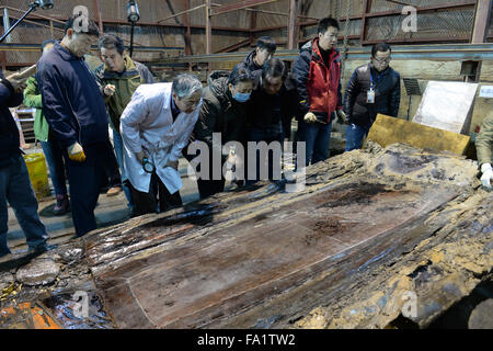 (151220)--NANCHANG, 20. Dezember 2015 (Xinhua)--Archäologen schauen Sie sich die wichtigsten Sarg auf dem Friedhof von Haihunhou (Marquis von Haihun), Osten Chinas Jiangxi Provinz, 20. Dezember 2015. Der äußere Deckel der wichtigsten Sarg auf dem Haihunhou Friedhof wurde am Sonntag eröffnet. Laut Archäologen auf der Baustelle werden Reliquien im wichtigsten Sarg in der 2.000 Jahre alten Grab des Haihunhou wahrscheinlich die Insassen Identität zu offenbaren. Der Haihunhou-Friedhof in der Nähe von Nanchang, Hauptstadt der Osten Chinas Jiangxi Provinz, ist der vollständigste bekannten westlichen Han-Dynastie (206 v. Chr. - 24 n. Chr.) Friedhof. (Xinhua/Wan Xiang Stockfoto