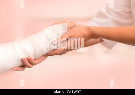 Arzt und junge Jungen mit gebrochenen arm Stockfoto