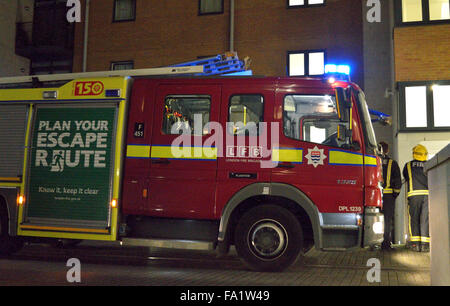 Feuerlöschfahrzeuge aus London Feuerwehr besuchen ein flaches Feuer in North Woolwich, London Stockfoto