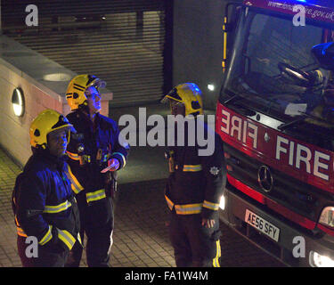 Zwei Geräte vom Londoner Feuerwehr besuchen ein flaches Feuer in North Woolwich, London Stockfoto