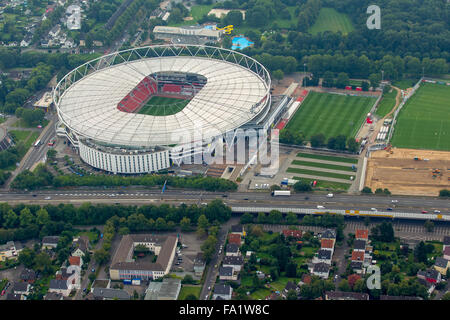 Fußball-Stadion BayArena Leverkusen, 1. Bundesliga, Autobahnabschnitt zwischen dem Kreuz Leverkusen und der Autobahn Brücke Rhein Stockfoto