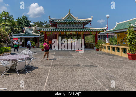 Urlauber, die um den taoistischen Tempel in der Stadt Cebu in den Philippinen Stockfoto
