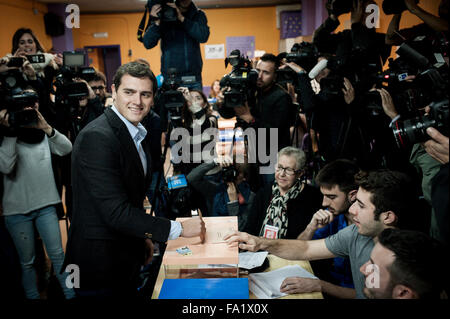 Barcelona, Spanien. 20. Dezember 2015. Albert Rivera, Führer der Mitte-rechts-Ciudadanos (Bürger)-Partei wirft seine Stimme in einem Wahllokal in Barcelona, Spanien, am 20. Dezember 2015. Die Parlamentswahlen in Spanien startete am Sonntag. Bildnachweis: Guillaume Darribau/Xinhua/Alamy Live-Nachrichten Stockfoto