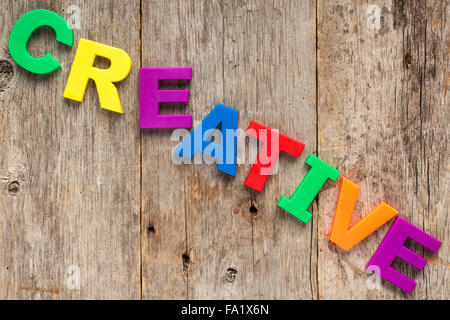 Kreativ mit farbigen Magnet Buchstaben ausgeschrieben Stockfoto