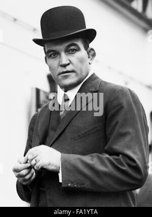 Vintage Foto von US-amerikanischer Boxer James J Jeffries - Weltmeister im Schwergewicht von 1899 bis 1905. Jeffries (1875-1953), den Spitznamen "The Boilermaker", gewann den WM-Titel durch Ausschlagen Titelverteidiger Bob Fitzsimmons am 9. Juni 1899 in Brooklyn, New York, und verteidigt die Krone mehrmals vor dem Schlafengehen ungeschlagen in 1905. Er machte ein Comeback in den sogenannten "Kampf des Jahrhunderts" gegen Jack Johnson, der erste schwarze Schwergewichts-Weltmeister, in Reno, Nevada, am 4. Juli 1910, aber wurde stichhaltig geschlagen und der Kampf wurde in der 15. Runde gestoppt. Stockfoto