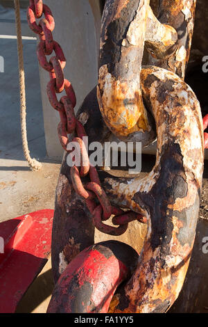 Nahaufnahme des riesigen rostigen Ankerkette auf Deck des Containerschiff Corte-Real Stockfoto