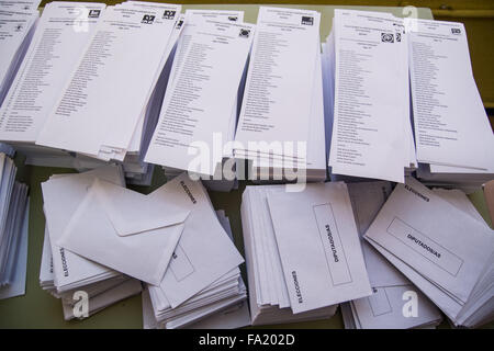 Madrid, Spanien. 20. Dezember 2015. Papiere für die spanischen Parlamentswahlen Stimmzettel © Marcos del Mazo/Pacific Press/Alamy Live News Stockfoto