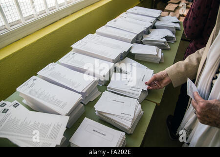 Madrid, Spanien. 20. Dezember 2015. Eine Frau nimmt einen Stimmzettel für die Abstimmung bei spanischen Parlamentswahlen © Marcos del Mazo/Pacific Press/Alamy Live News Stockfoto