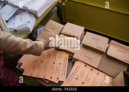 Madrid, Spanien. 20. Dezember 2015. Eine Frau nimmt einen Stimmzettel für die Abstimmung bei spanischen Parlamentswahlen © Marcos del Mazo/Pacific Press/Alamy Live News Stockfoto