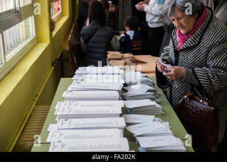 Madrid, Spanien. 20. Dezember 2015. Eine Frau nimmt einen Stimmzettel für die Abstimmung bei spanischen Parlamentswahlen © Marcos del Mazo/Pacific Press/Alamy Live News Stockfoto