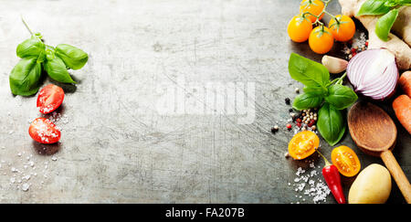 Holzlöffel und Zutaten auf alten Hintergrund. Vegetarische Kost, Gesundheit oder Koch-Konzept.  Hintergrund-Layout mit Freitext-sp Stockfoto