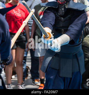 Kendo Kämpfer Spiel in traditioneller Kleidung und Bambus Schwert, japanische Kampfkunst Stockfoto