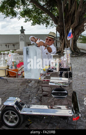 Rasiert Eis (Raspado) Hersteller, Panama-Stadt, Mittelamerika Stockfoto