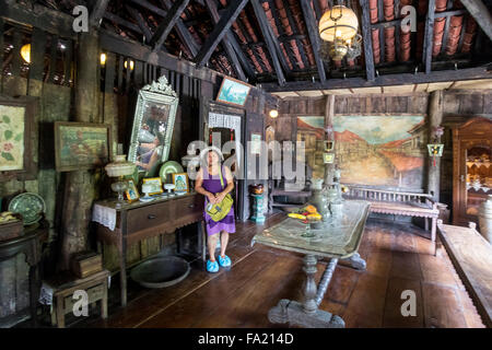 Tourist in Yap-Sandiego Ancestral Haus gelegen parischen Distrikt von Cebu, soll einer der ältesten Häuser in Philippinen. Stockfoto