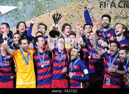 20. Dezember 2015 - Yokohama, Kanagawa, Japan - The F.C Barcelona Kader feiert mit seiner Trophäe nach Niederlage das Spiel zwischen FC. Barcelona und C.A Fluss-Platte 3:0 im International Stadium Yokohama. (Kredit-Bild: © Marcio Machado über ZUMA Draht) Stockfoto