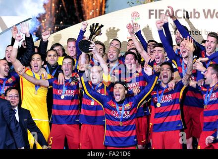 20. Dezember 2015 - Yokohama, Kanagawa, Japan - The F.C Barcelona Kader feiert mit seiner Trophäe nach Niederlage das Spiel zwischen FC. Barcelona und C.A Fluss-Platte 3:0 im International Stadium Yokohama. (Kredit-Bild: © Marcio Machado über ZUMA Draht) Stockfoto