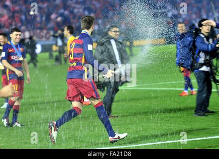 20. Dezember 2015 - Yokohama, Kanagawa, Japan - FC Barcelona-Verteidiger GERARD PIQUE feiert nach Niederlage das Spiel zwischen FC. Barcelona und C.A Fluss-Platte 3:0 im International Stadium Yokohama. (Kredit-Bild: © Marcio Machado über ZUMA Draht) Stockfoto