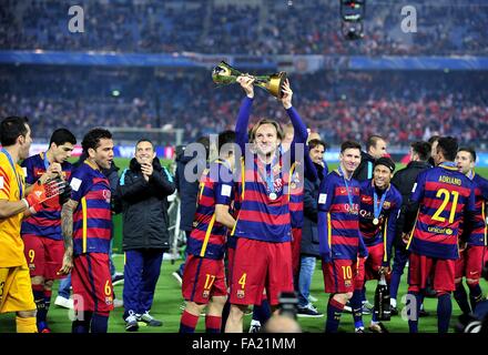 20. Dezember 2015 - Yokohama, Kanagawa, Japan - The F.C Barcelona Kader feiert mit seiner Trophäe nach Niederlage das Spiel zwischen FC. Barcelona und C.A Fluss-Platte 3:0 im International Stadium Yokohama. (Kredit-Bild: © Marcio Machado über ZUMA Draht) Stockfoto